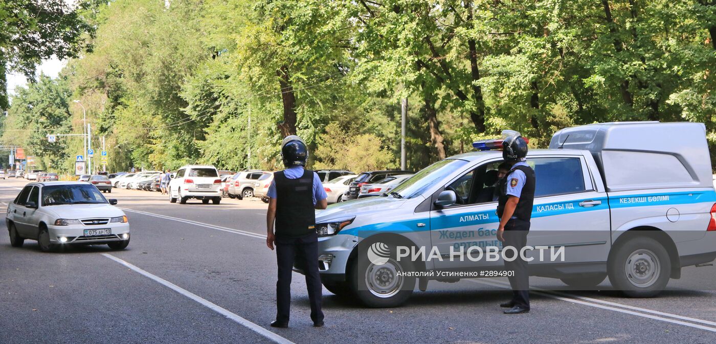 Последствия перестрелки возле отделения полиции в Алма-Ате