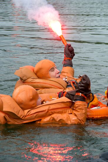 Тренировка экипажа МКС по "водному выживанию"