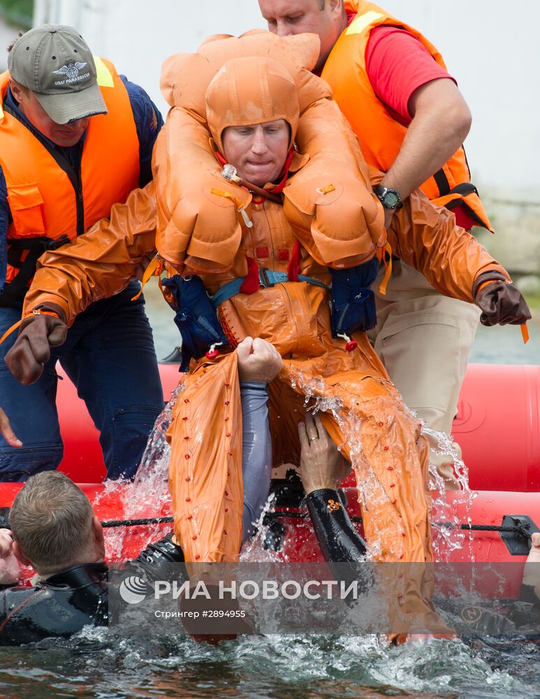 Тренировка экипажа МКС по "водному выживанию"