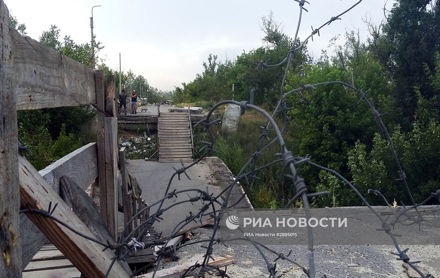 КПП "Станица Луганская" на линии соприкосновения в Донбассе