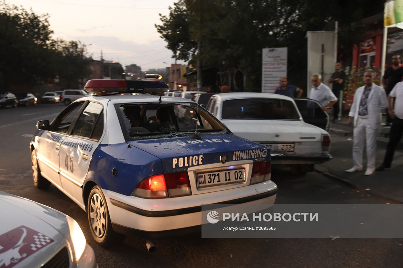 Ситуация близ захваченного в Ереване здания полка полиции