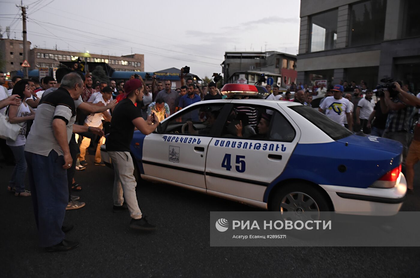 Ситуация близ захваченного в Ереване здания полка полиции