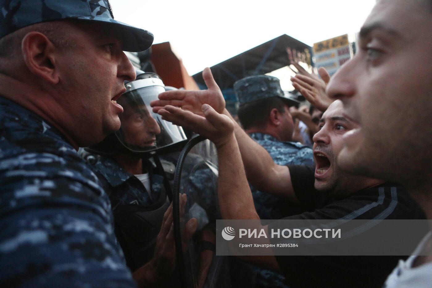 Ситуация близ захваченного в Ереване здания полка полиции