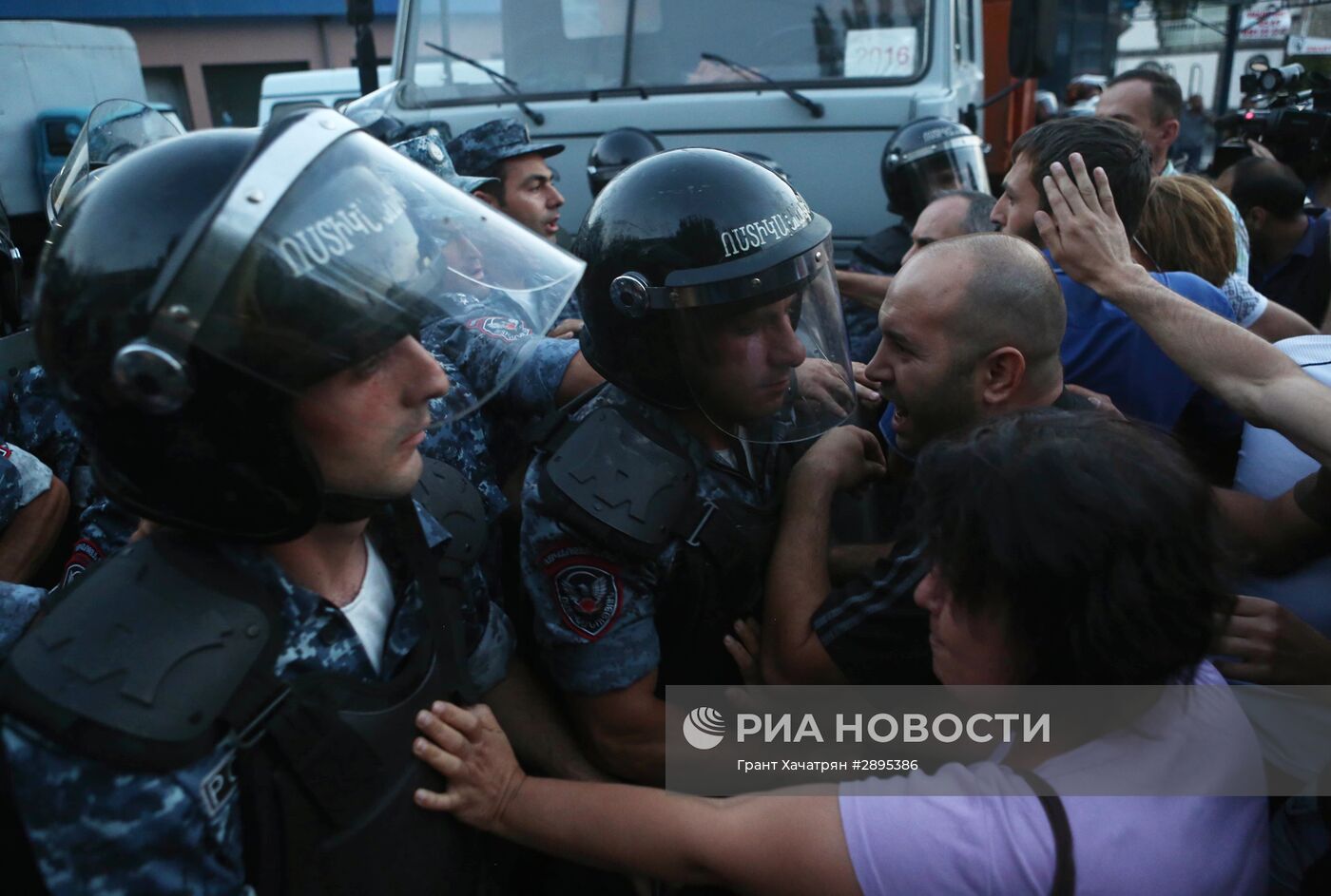 Ситуация близ захваченного в Ереване здания полка полиции