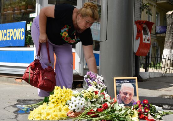 Цветы и свечи на месте гибели журналиста Павла Шеремета в Киеве