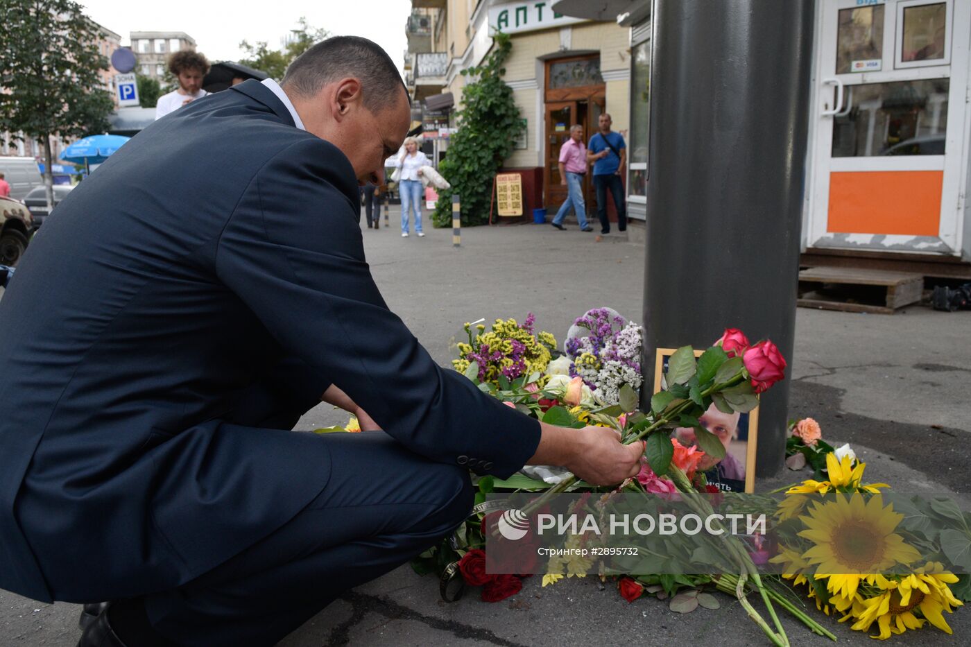 Цветы и свечи на месте гибели журналиста Павла Шеремета в Киеве