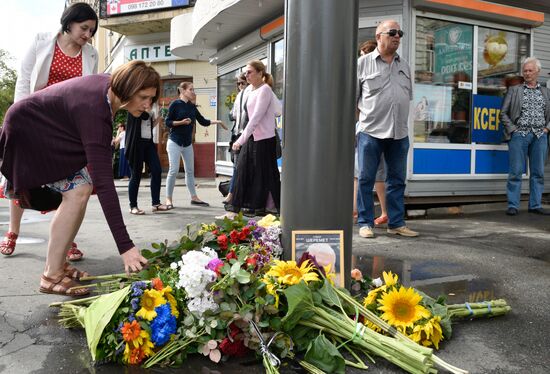 Цветы и свечи на месте гибели журналиста Павла Шеремета в Киеве