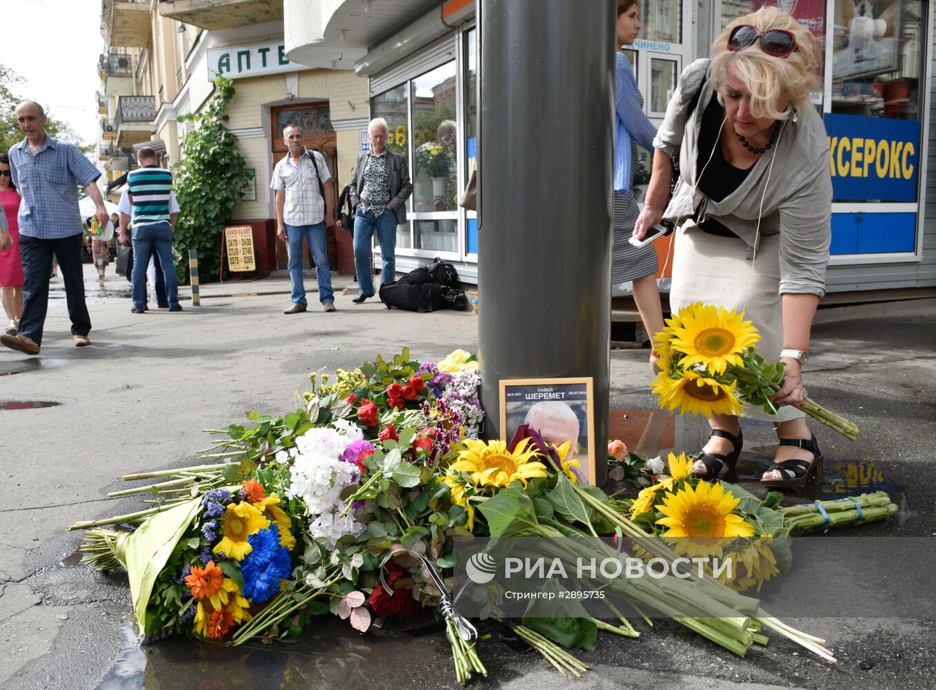 Цветы и свечи на месте гибели журналиста Павла Шеремета в Киеве