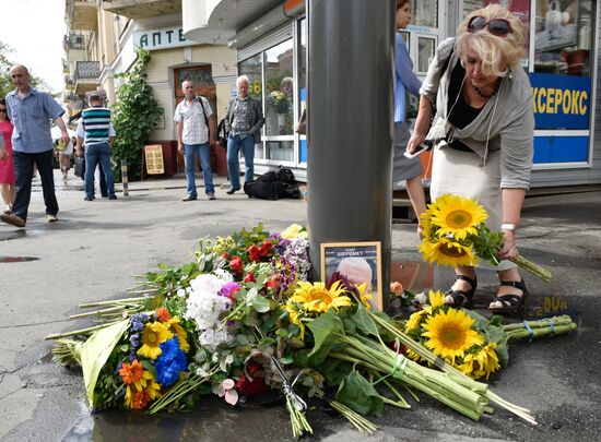 Цветы и свечи на месте гибели журналиста Павла Шеремета в Киеве