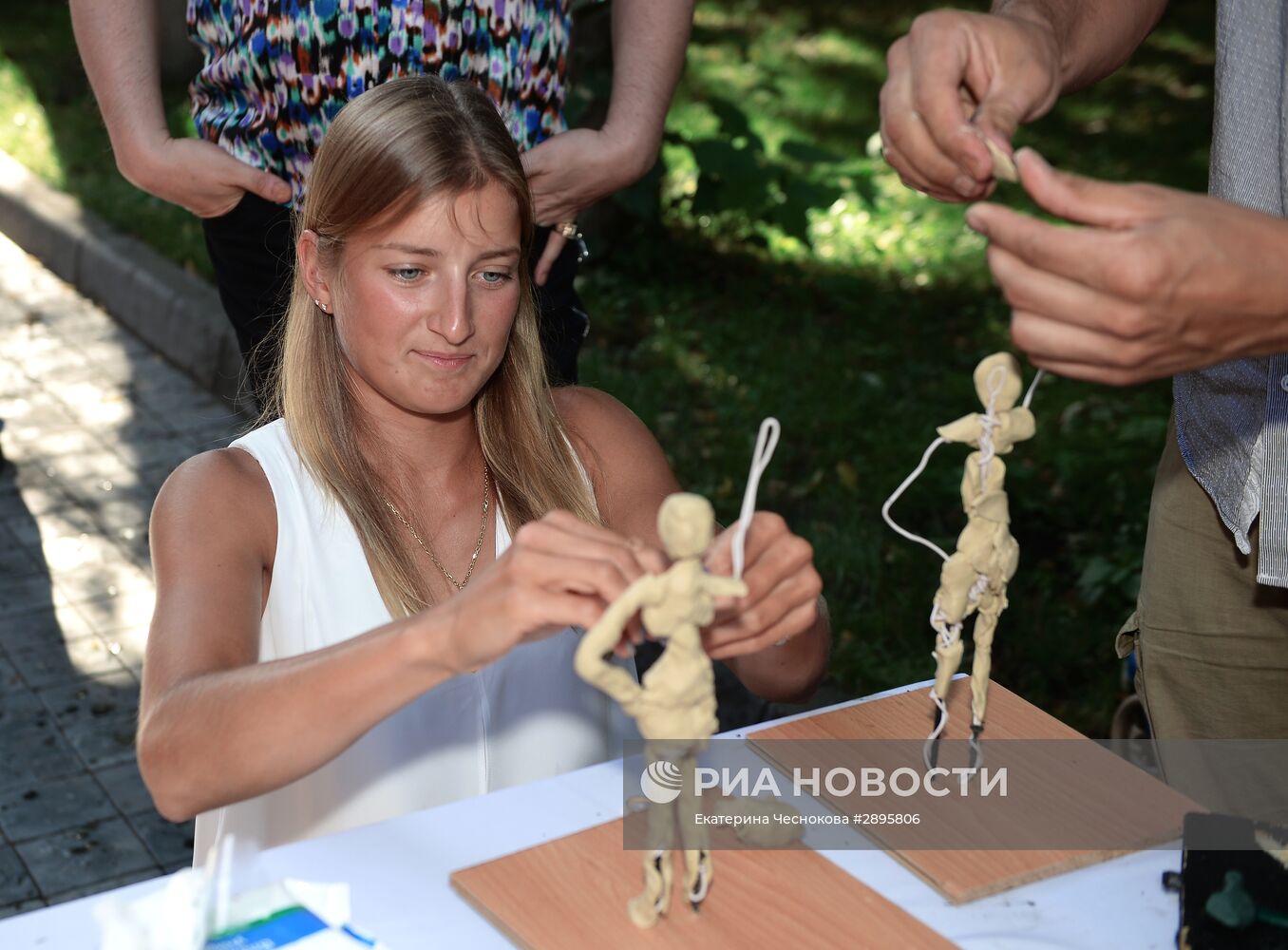 80-летие памятника советской эпохи "Девушка с веслом"