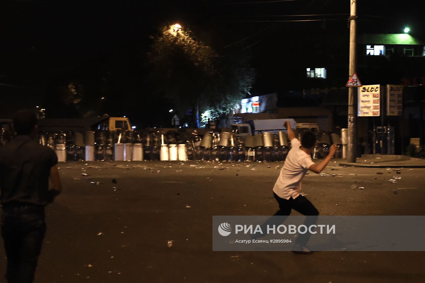 Ситуация близ захваченного в Ереване здания полка полиции