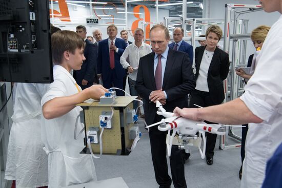Президент РФ В. Путин посетил образовательный центр "Сириус" в Сочи