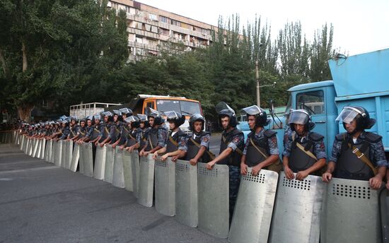 Ситуация близ захваченного в Ереване здания полка полиции