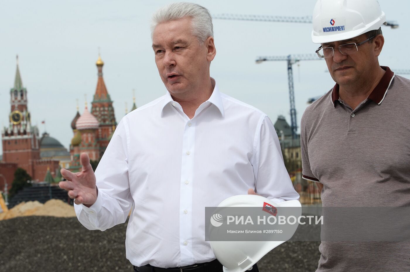 Мэр Москвы С.Собянин осмотрел ход строительства комплекса Зарядье и арены Лужники