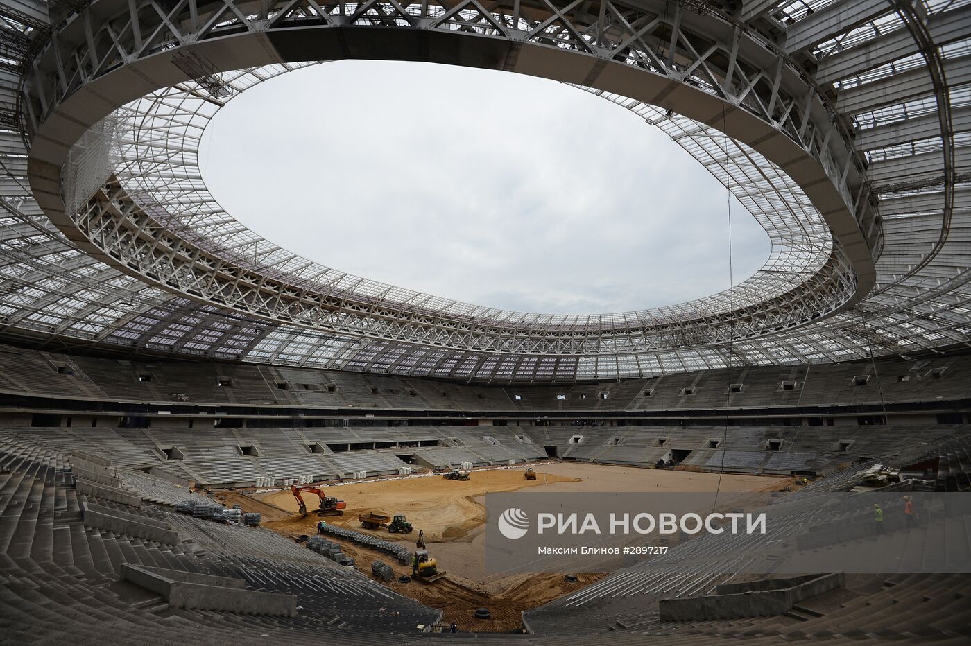 Мэр Москвы С.Собянин осмотрел ход строительства комплекса Зарядье и арены Лужники