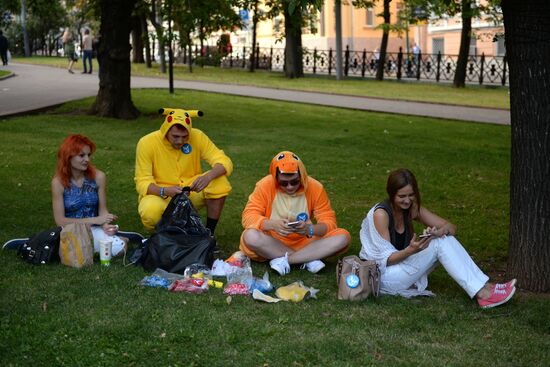 Игроки в Pokemon Go в Ильинском сквере в Москве