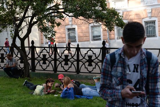 Игроки в Pokemon Go в Ильинском сквере в Москве