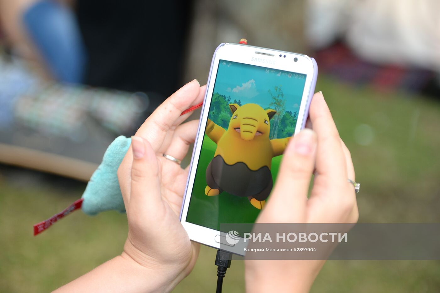 Игроки в Pokemon Go в Ильинском сквере в Москве