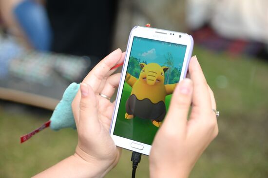 Игроки в Pokemon Go в Ильинском сквере в Москве