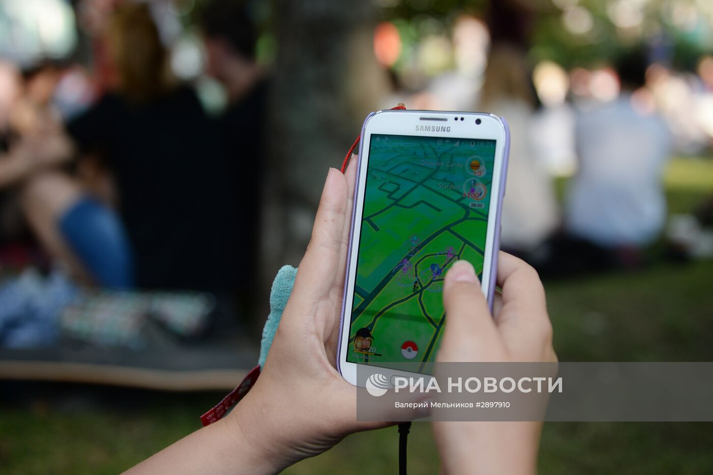 Игроки в Pokemon Go в Ильинском сквере в Москве