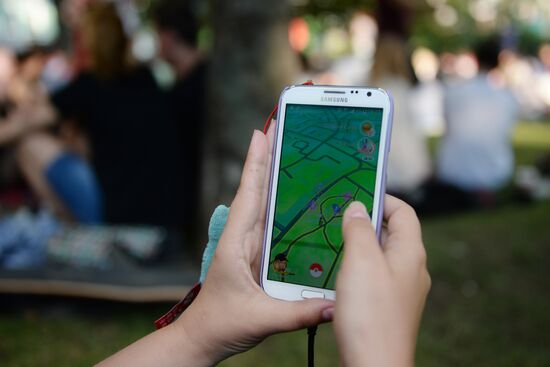 Игроки в Pokemon Go в Ильинском сквере в Москве