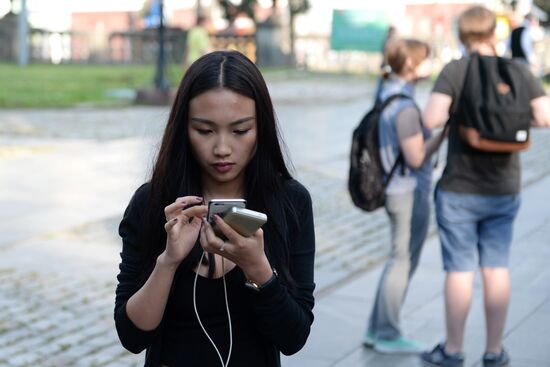 Игроки в Pokemon Go в Ильинском сквере в Москве