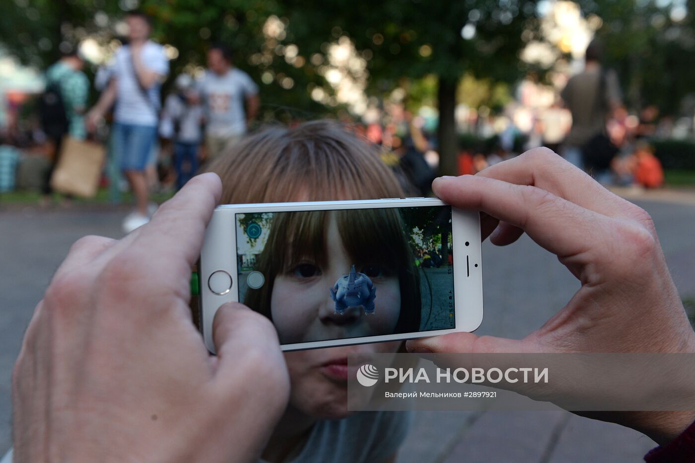 Игроки в Pokemon Go в Ильинском сквере в Москве