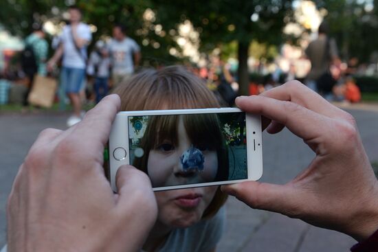 Игроки в Pokemon Go в Ильинском сквере в Москве