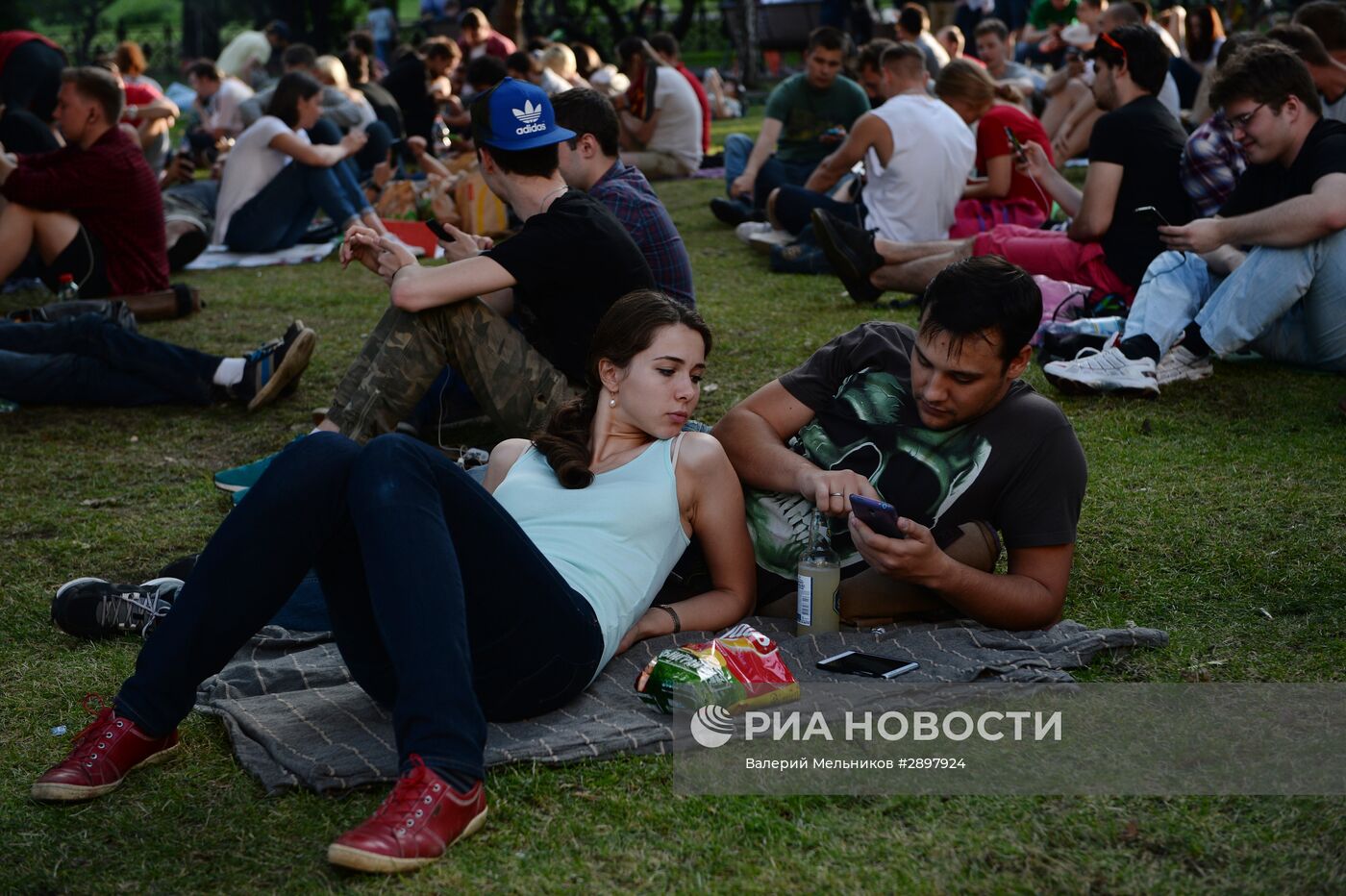 Игроки в Pokemon Go в Ильинском сквере в Москве