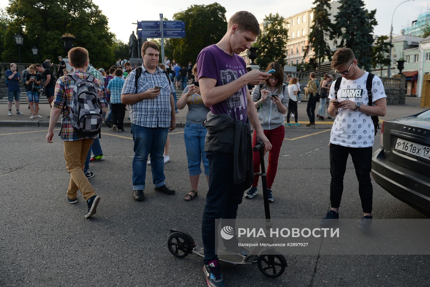 Игроки в Pokemon Go в Ильинском сквере в Москве