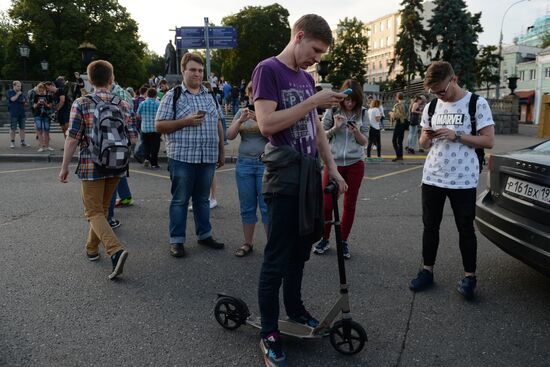 Игроки в Pokemon Go в Ильинском сквере в Москве