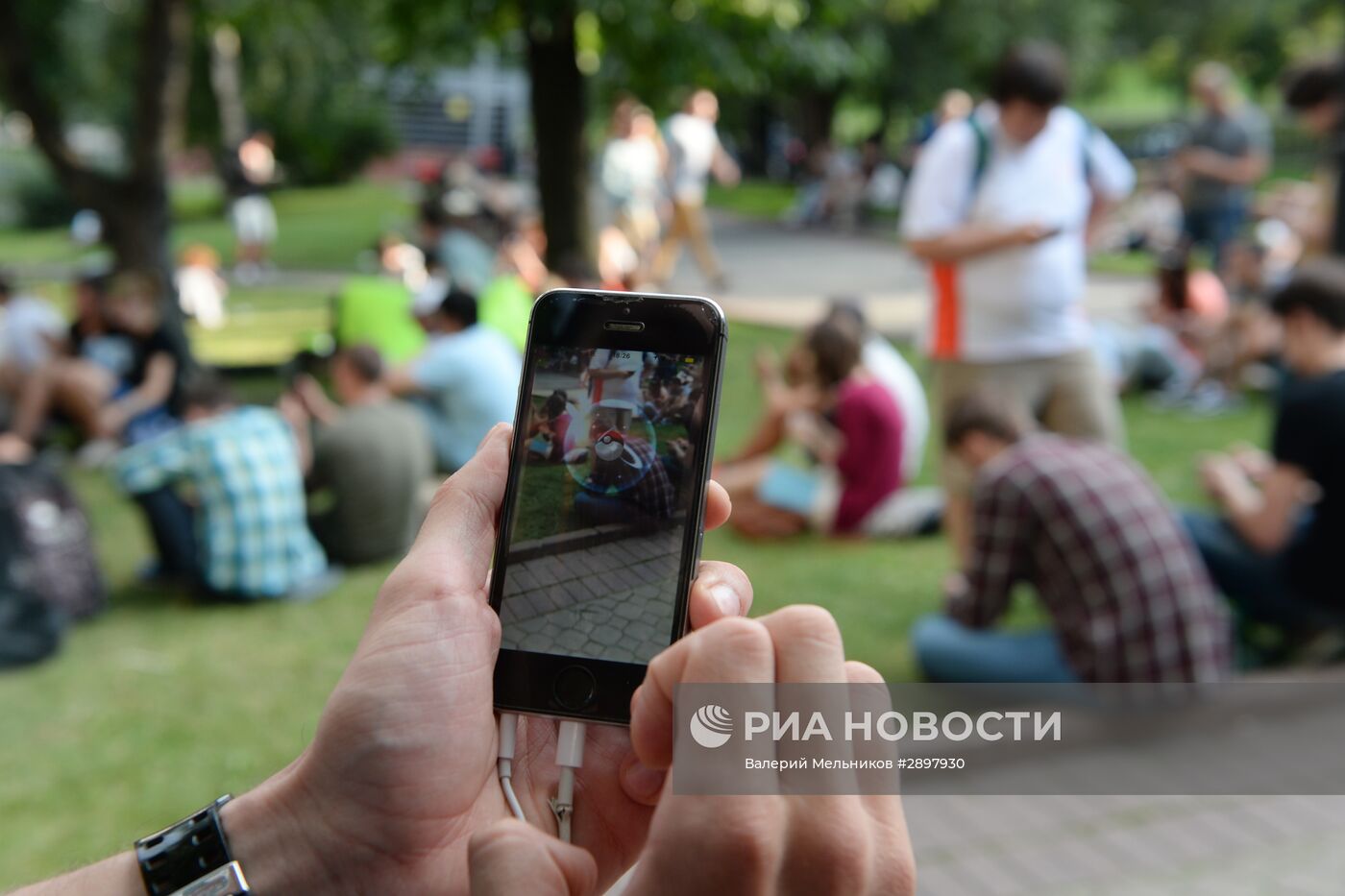 Игроки в Pokemon Go в Ильинском сквере в Москве