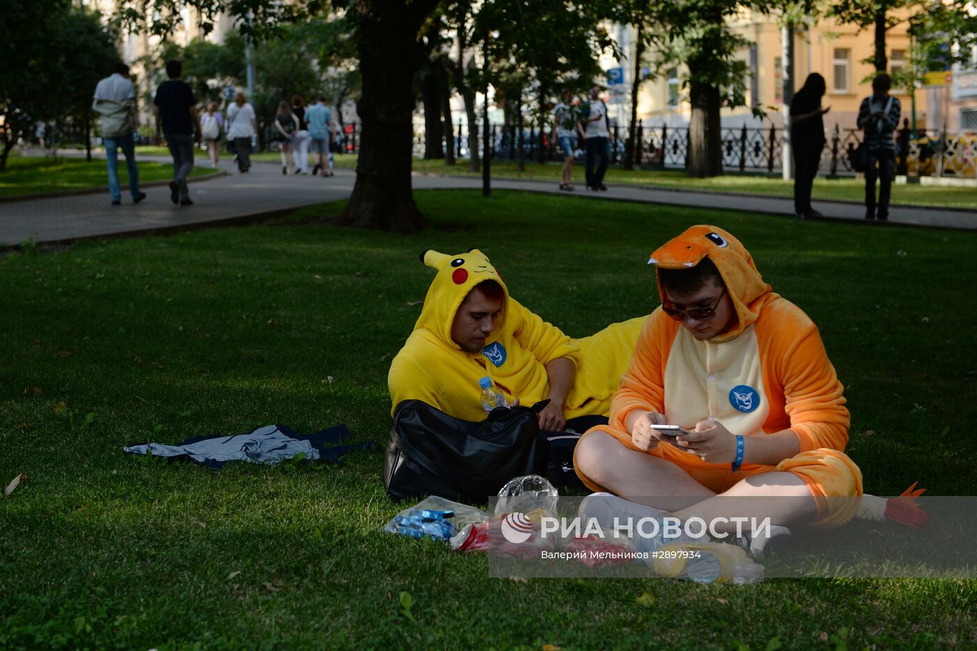 Игроки в Pokemon Go в Ильинском сквере в Москве