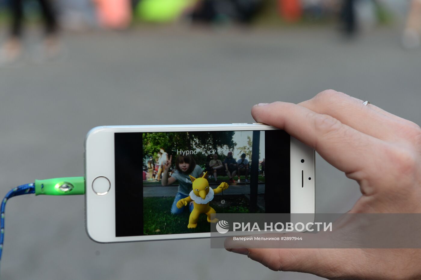 Игроки в Pokemon Go в Ильинском сквере в Москве
