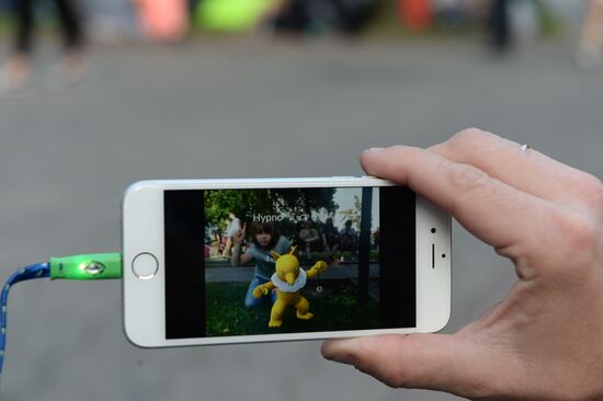 Игроки в Pokemon Go в Ильинском сквере в Москве