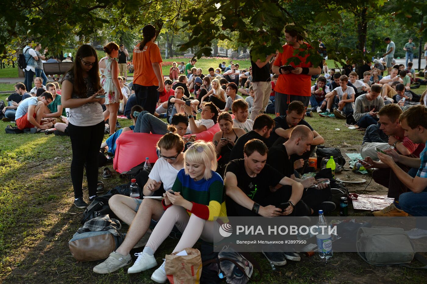 Игроки в Pokemon Go в Ильинском сквере в Москве