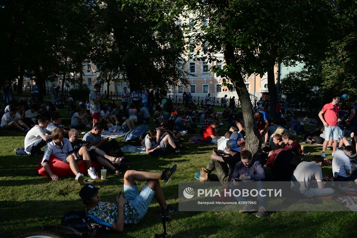 Игроки в Pokemon Go в Ильинском сквере в Москве