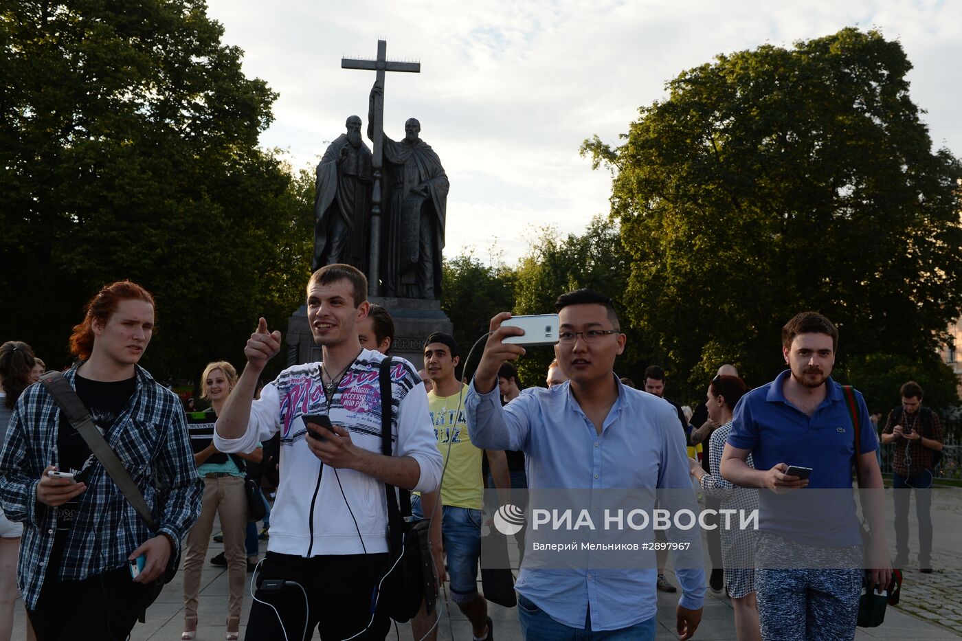 Игроки в Pokemon Go в Ильинском сквере в Москве