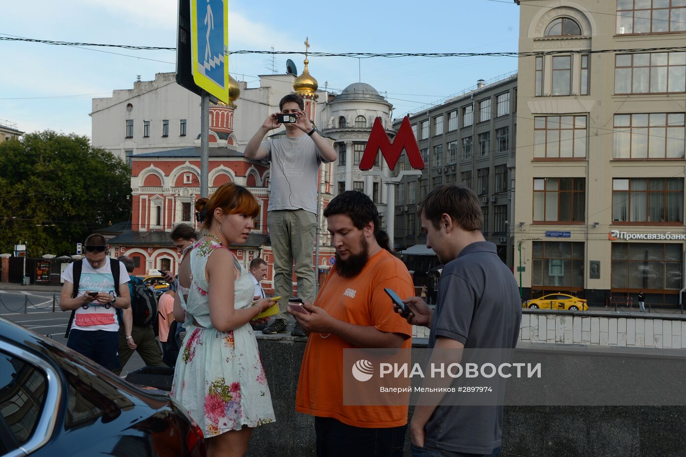 Игроки в Pokemon Go в Ильинском сквере в Москве