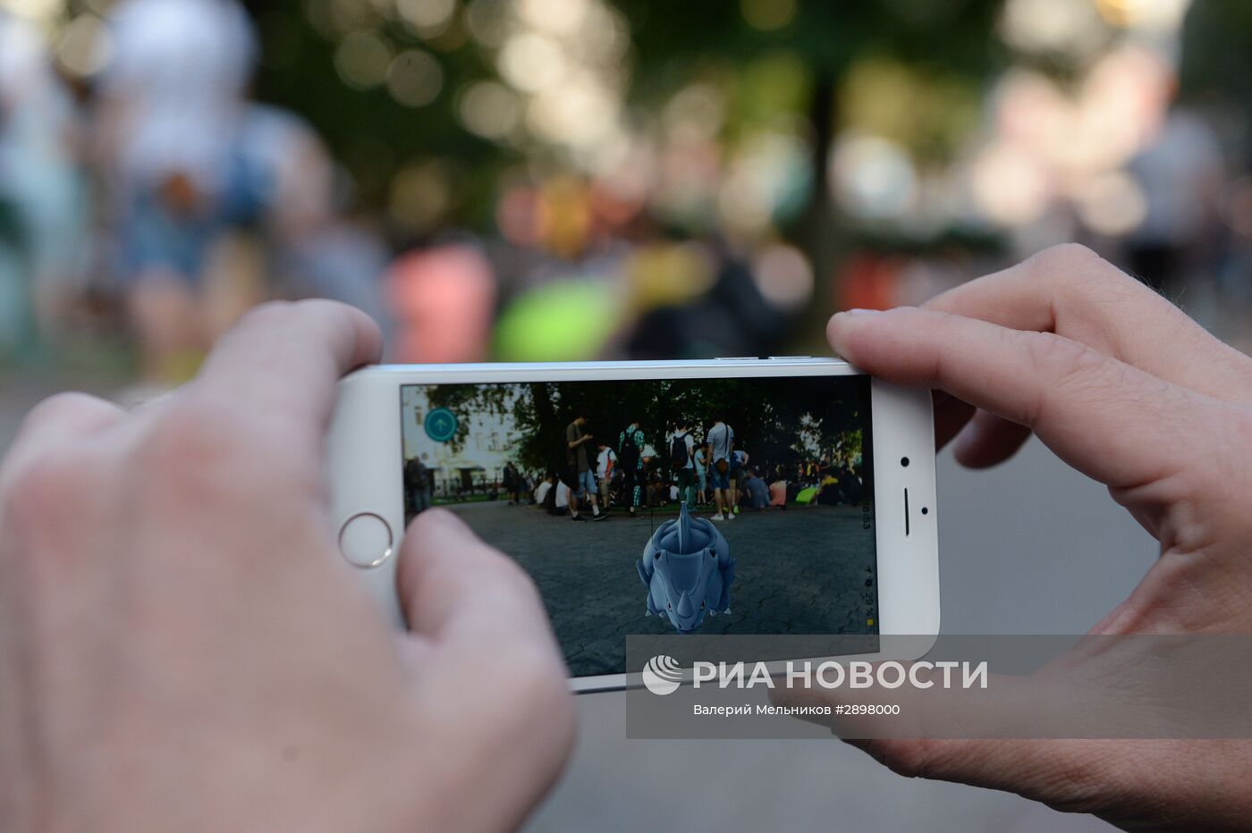 Игроки в Pokemon Go в Ильинском сквере в Москве