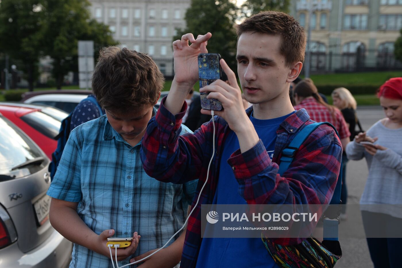 Игроки в Pokemon Go в Ильинском сквере в Москве