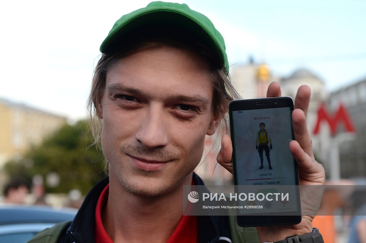 Игроки в Pokemon Go в Ильинском сквере в Москве