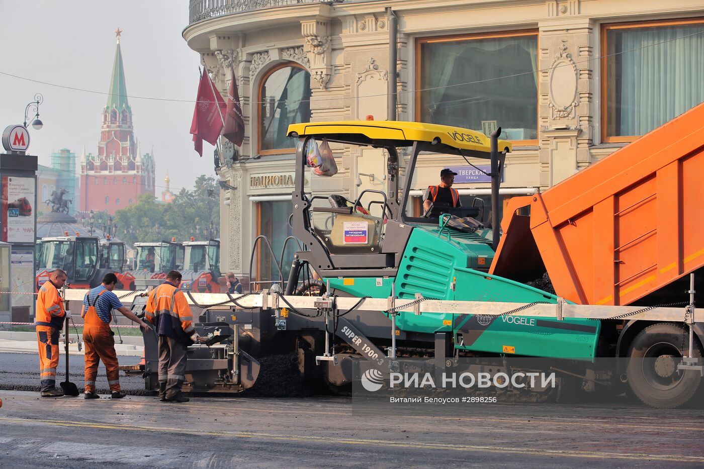 Укладка асфальта на Тверской улице | РИА Новости Медиабанк