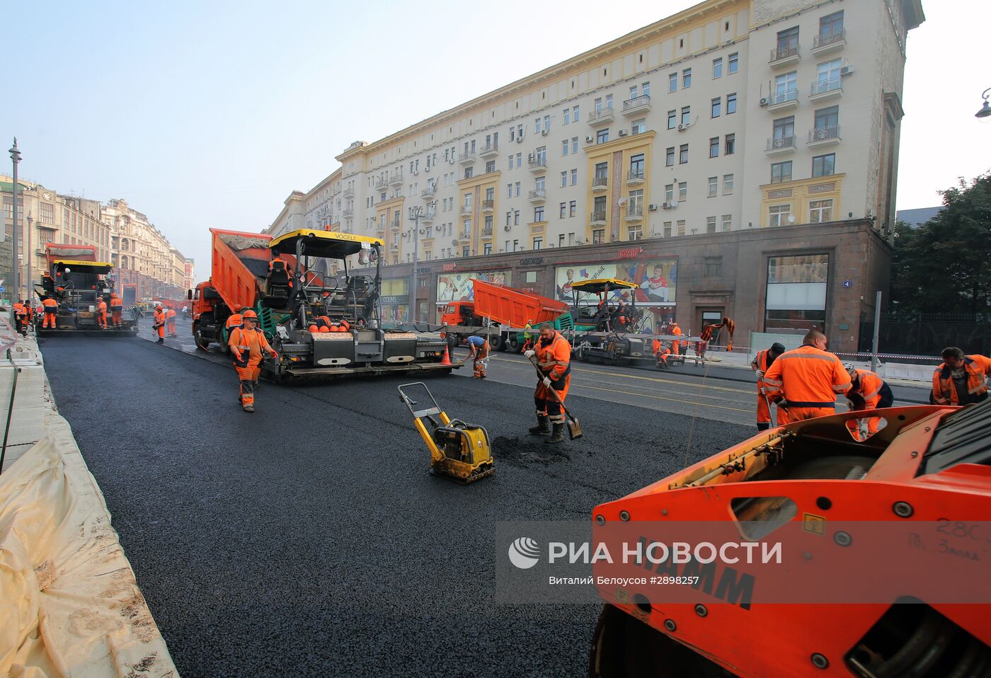 Укладка асфальта на Тверской улице | РИА Новости Медиабанк