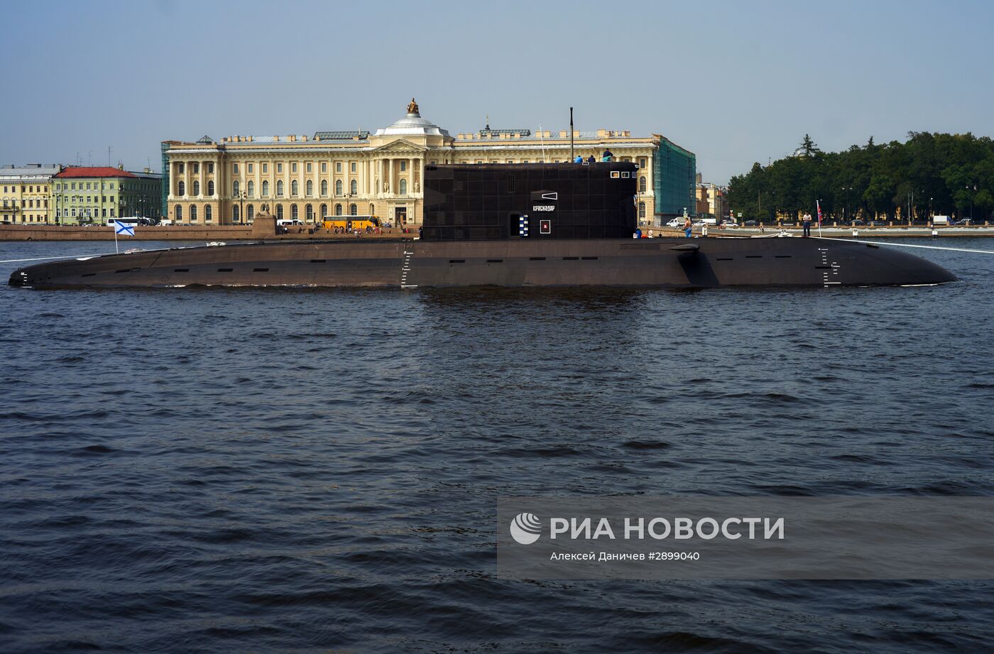 Боевые корабли вошли в акваторию Невы для участия в параде ко Дню ВМФ