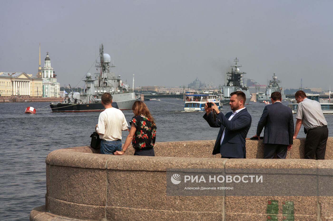 Боевые корабли вошли в акваторию Невы для участия в параде ко Дню ВМФ