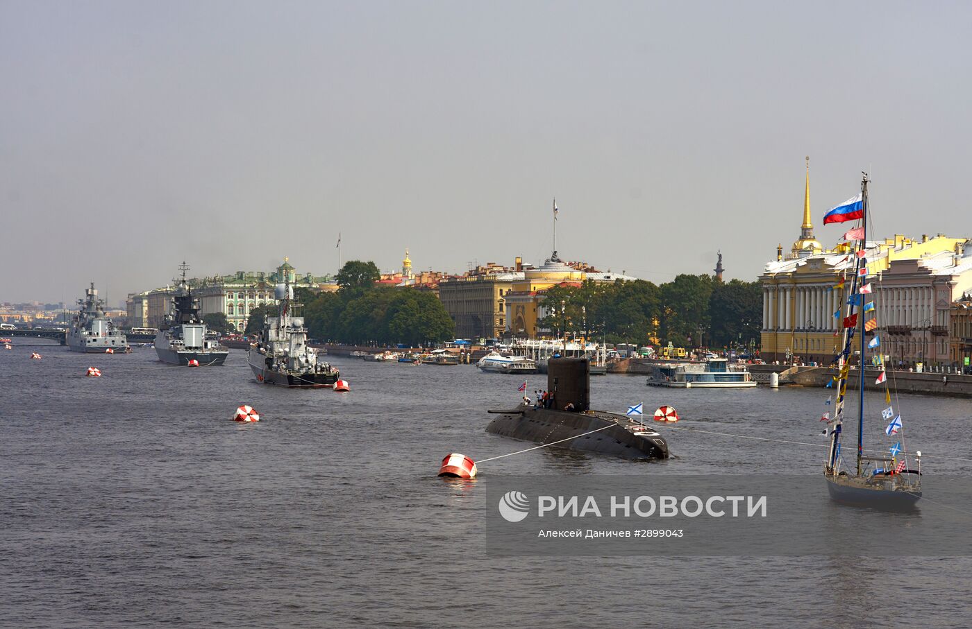 Боевые корабли вошли в акваторию Невы для участия в параде ко Дню ВМФ