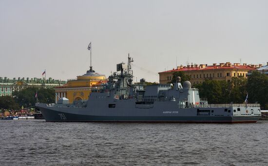 Боевые корабли вошли в акваторию Невы для участия в параде ко Дню ВМФ