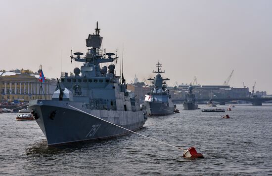 Боевые корабли вошли в акваторию Невы для участия в параде ко Дню ВМФ