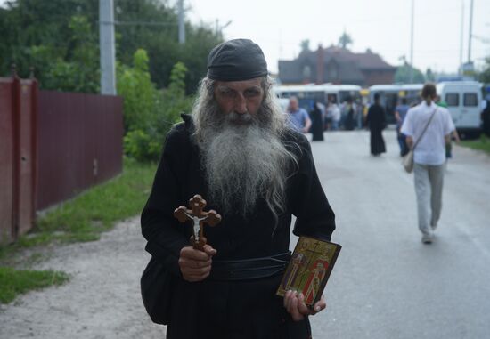 Всеукраинский крестный ход мира, любви и молитвы за Украину заблокирован в Киевской области